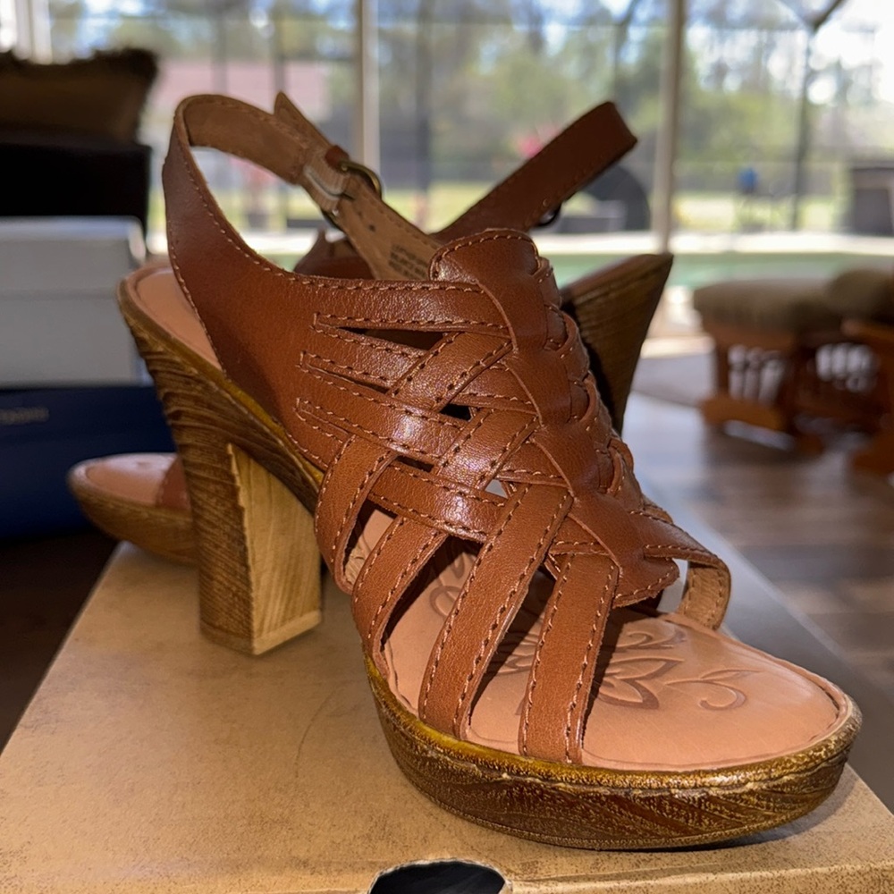 BORN Leather platform-adjustable slingback buckle strap Tan size 8 M/W New